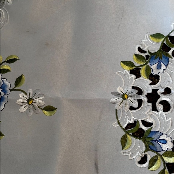 Embroidered Blue 34” Pansy Square Table Linen With 72” Round Blue Table cloth - Picture 11 of 12